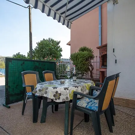 Mala Karla 1685 Guest house